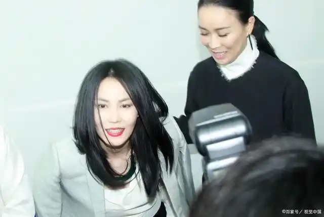 2位歌星那英与王菲合唱的《相约一九九八》,勾起多少人的回忆!