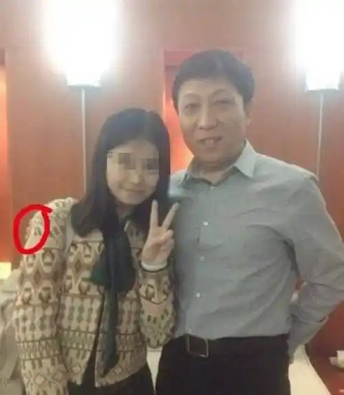 知名记者质疑弦子故意想搞臭朱军名声与韩童生勾肩搭背不敏感