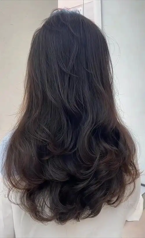 永远不会直的法式浪漫卷;长发蓬松烫发
很显气质很上镜的波浪卷