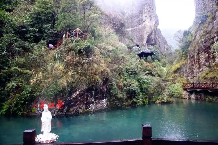 往山上爬去,还有一个名为断肠崖的景点,据说是金庸小说《神雕侠侣》的