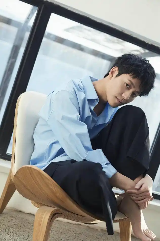 秦俊杰夏日写真演绎慵懒居家风