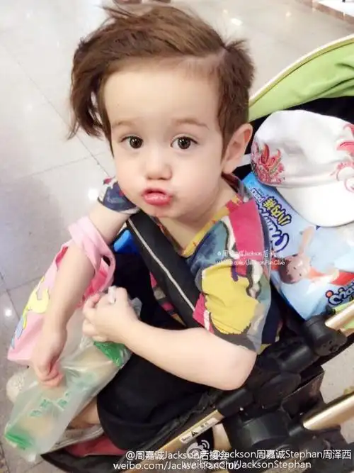 《放开我北鼻》的中美混血宝宝,萌娃jackson周嘉诚,帅气不失可爱的男