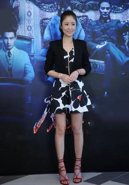 林心如越老越招摇短西装配奶牛裙俏皮减龄还超显高