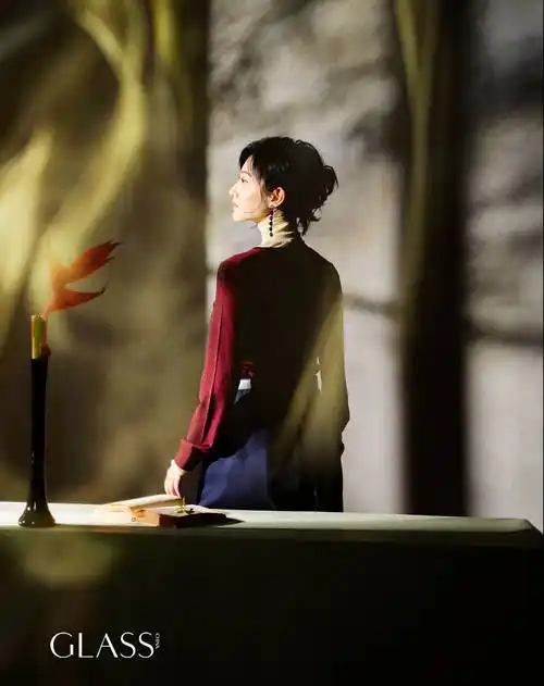 景甜真敢穿,大露背展示诱人肌肤和线条,性感独立懒理张继科复出_写真