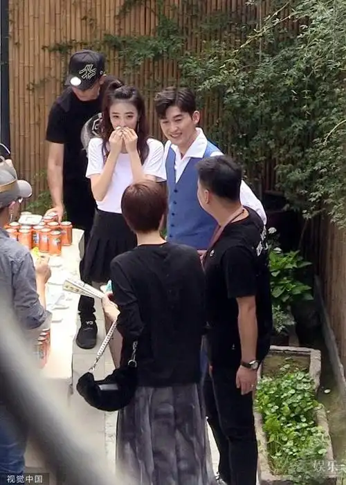 片场秒变生日趴张翰徐璐拍戏庆生两不误