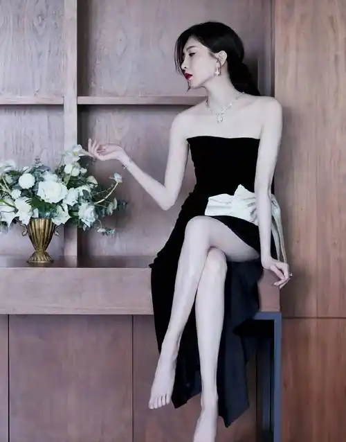 江疏影身穿黑色长裙,优雅高贵,女人味十足!_来自_时尚_图片