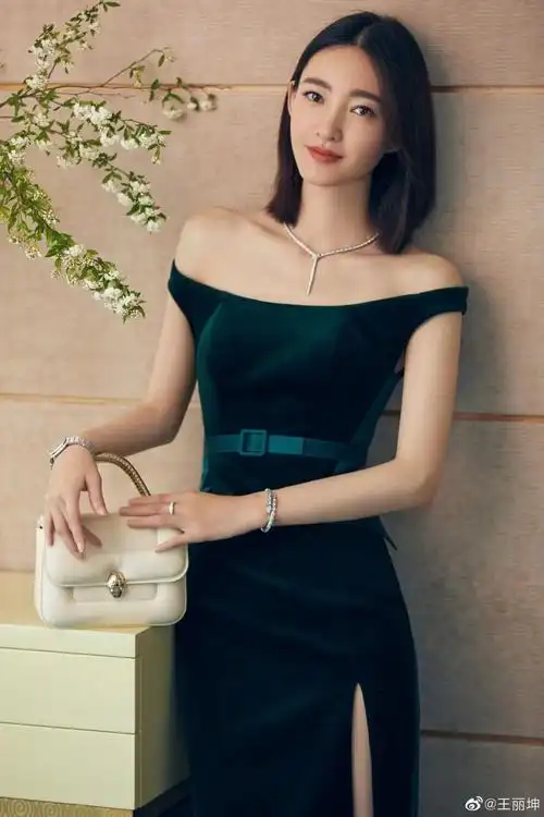 原创36岁王丽坤晒最新写真穿吊带裙秀精致锁骨民族风情大片好惊艳