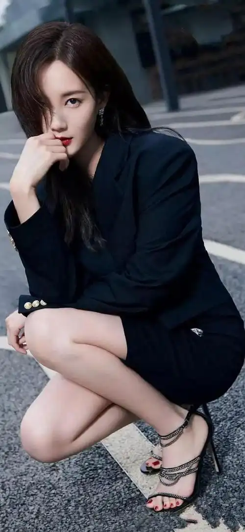 每天美图|李一桐的高跟鞋美图大赏_网易订阅