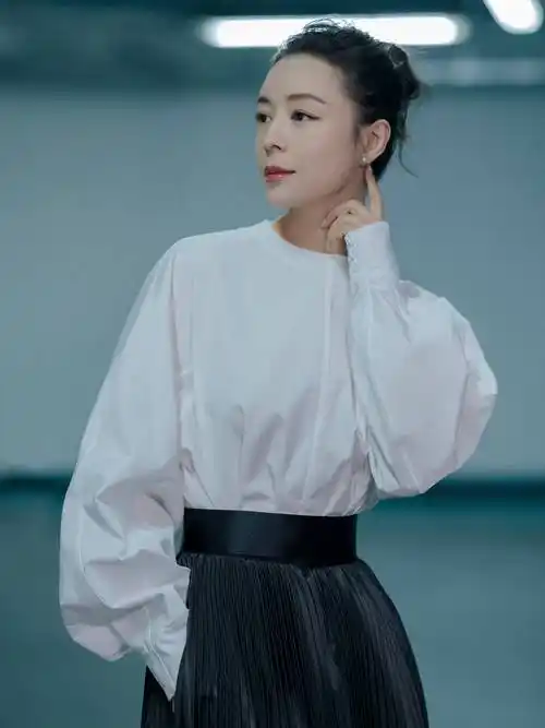 张静初亮相北京时装周闭幕式完美诠释优雅知性魅力