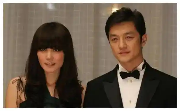 而在与谢霆锋的关系中,她始终保持着独立和真实的自我,这份坚守和