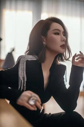 戚薇身穿黑色礼服裙这波什么水平