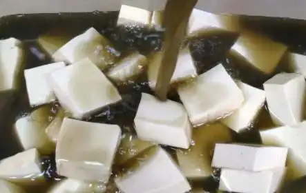 制作臭豆腐有专门的卤水,卤水的成分有黑豆豉和香菇.