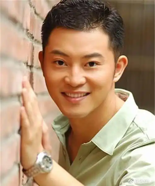 沙溢不必太羡慕宋亚轩,年轻颜值和宋亚轩差不多,军艺校草都不差