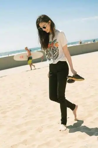 皇室国际hs2288.com:倪妮赤脚漫步沙滩 笑容超甜美