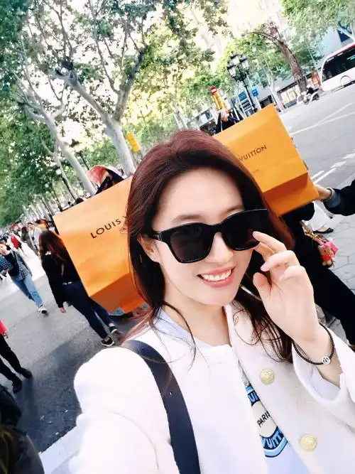 yifei_cc:7615    紧凑忙碌又快乐有趣的行程,感谢@刘亦菲带来