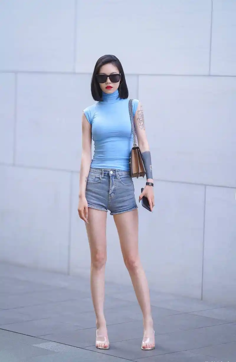 原创时尚热辣的身材配上惹眼的穿搭这样的美女走在街头自然就是焦点