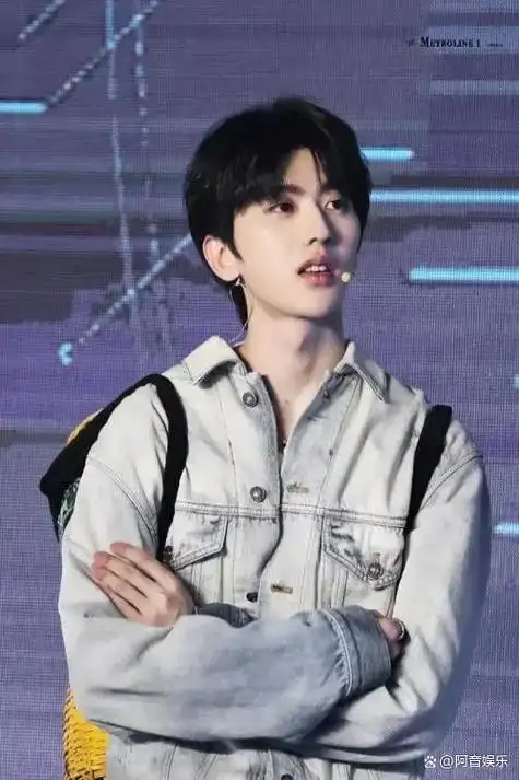 蔡徐坤并非首次摆出架子,且他依旧保持着"不骄不躁"的态度.