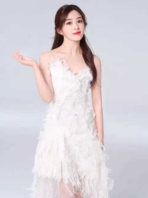 礼服适合穿张含韵这一身,隔着屏幕都觉得喜欢