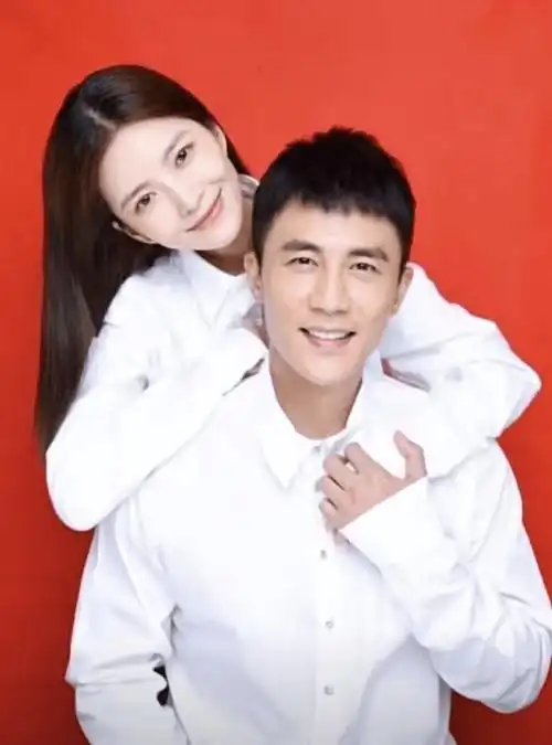 王灿晒结婚证件花絮照,和杜淳亲吻比心相依偎,花式摆拍幸福洋溢_照片