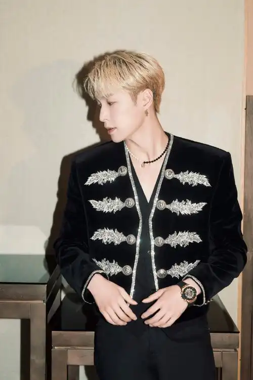 230926| 张艺兴工作室更新微博音乐盛典图片4p星途璀璨,青云直上,风从