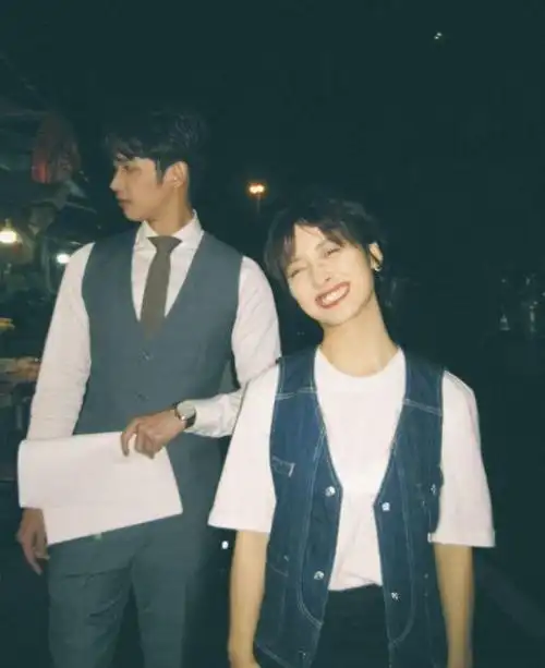 沈月刘以豪月光下拍照,两人身高差太萌,工作人员都羡慕