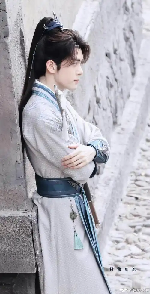晞《莲花楼》饭拍路透～手里拿着剑,靠在墙上好帅,曾舜曦随拍古装剧吧