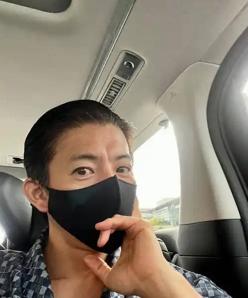 原创48岁木村拓哉怼脸拍皱纹深,穿浴衣发根花白显苍老,颜值飘忽不定