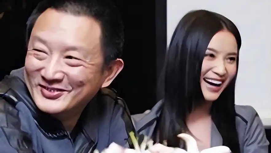 事实证明,43岁"无人敢娶"的宋佳,已经走上了另一条人生大道_黄少峰