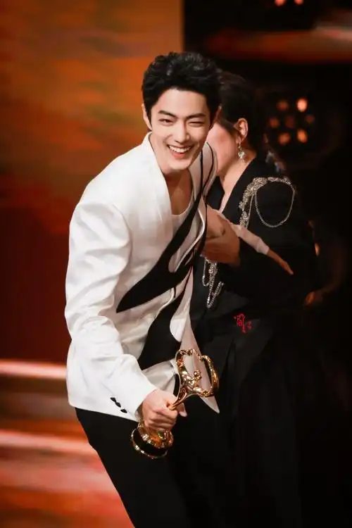 肖战谢得好全面##微博之夜的妆造##马丽雷佳音肖战 躲c位