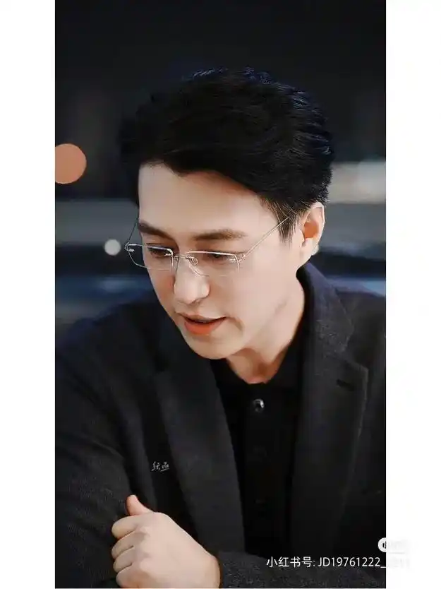靳东底线 无框眼镜 帅90  什么是真正的一身正气 铁面无私 - 抖音