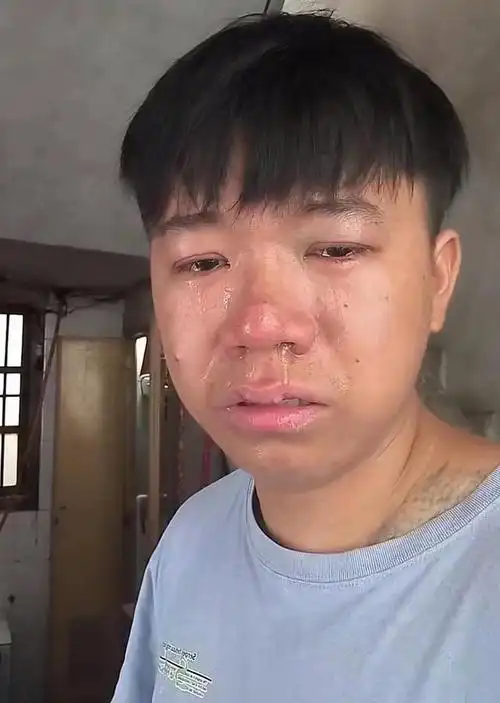 男子失恋后向奶奶哭诉,泪涕直流哭成泪人:想让你抱曾孙都没希望