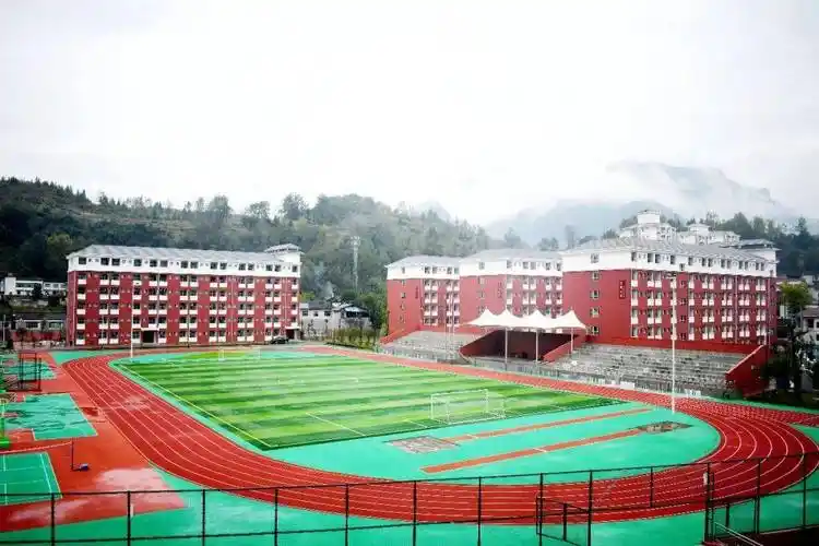 将万中发展作为重要民生工程,及时出台《关于支持万源中学突破性发展