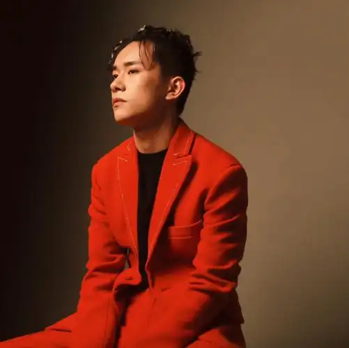 易烊千玺红色真好看