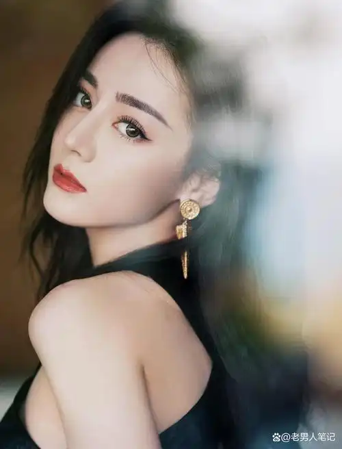 迪丽热巴美照上新,卷发红唇搭配镂空黑色长裙,心动值满分
