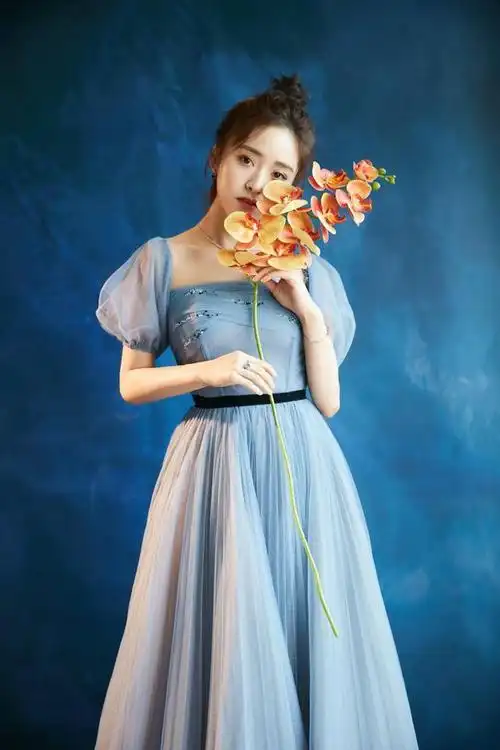 沈月太拼了!160身高穿落地礼服裙还要秀腿,裙摆都要提到腰啦