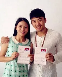 快女黄英结婚怀孕领证 老公帅气亮相获网友祝福