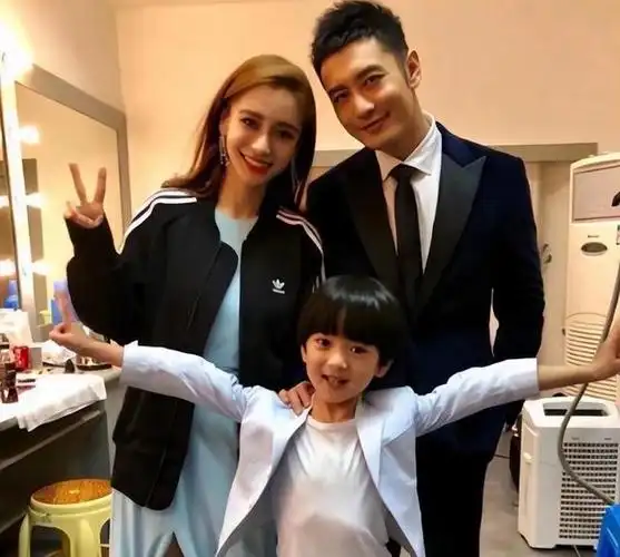 angelababy赶赴时装周晒与6岁儿子合照,母子温馨背影引共鸣