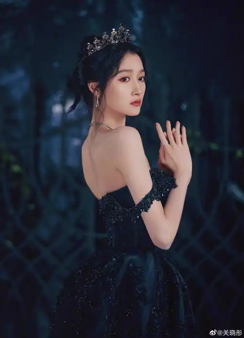 17日,关晓彤在社交平台晒出最新写真,照片里的她一袭黑色露肩长裙,头