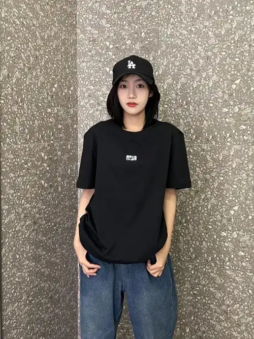 黑色短袖配深色牛仔裤