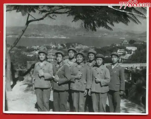 早期军人:文艺兵女战士厦门鼓浪屿合影!泛银