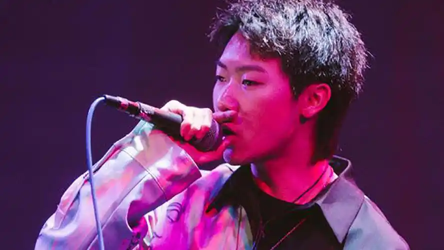 现场更炸吐字清晰《庆功酒》新说唱2019福克斯衣品的确很特别