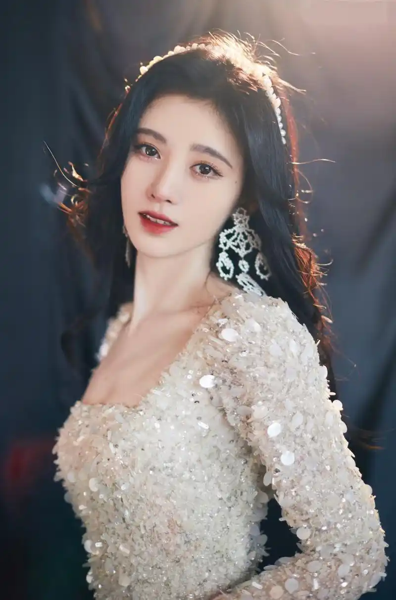 鞠婧祎身穿着一袭方领亮片晚礼服,方领设计复古大气,秀出深邃的锁骨与