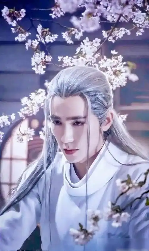 《镇魂》朱一龙白发造型美图欣赏,邪魅又霸气,夜尊威武!