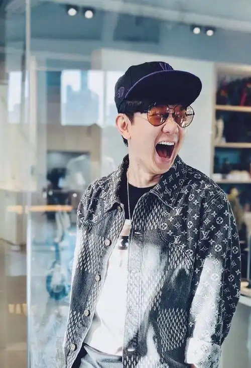 林俊杰问喜欢左图或右图