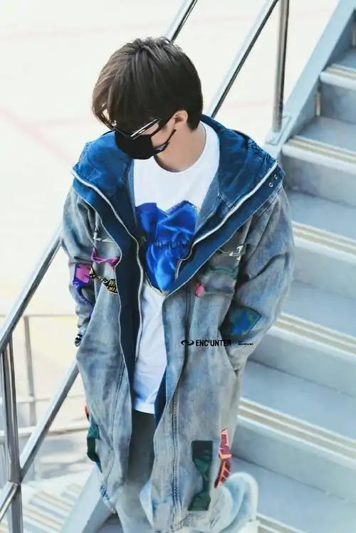 刘耀文牛仔风衣机场路透