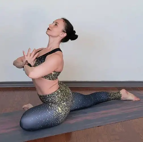 谭松韵更新写真照,随意切换各种造型,可爱甜美太会穿搭_瑜伽_脚尖