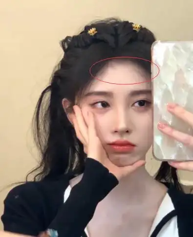 鞠婧祎晒下班美照,助理帮她拆头发,额头发际线粉已经脱妆