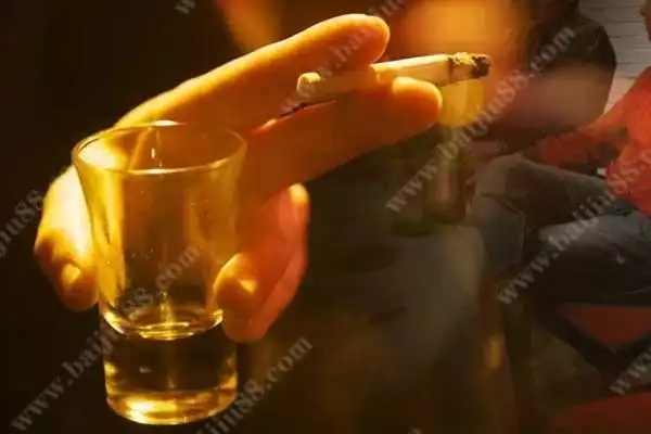 喝酒和抽烟哪个危害大?是应该戒烟还是应该戒酒 - 定酒网