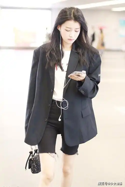 原创90后孙怡穿小董西装走机场搭单车裤露纤细美腿当妈后气场更足