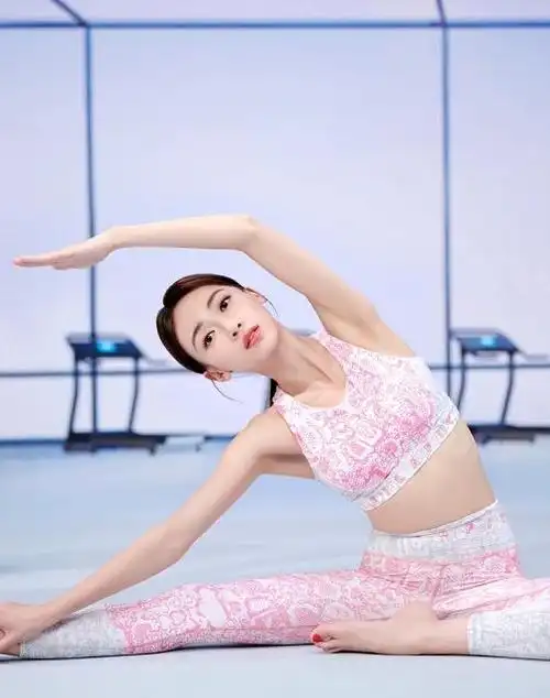 吴谨言做瑜伽,却被脚趾吸引,随便一压就是个s,比面条还软?